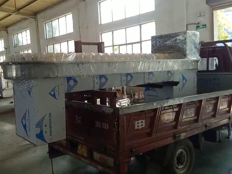 洗瓶機(jī)廠家發(fā)貨現(xiàn)場(chǎng)