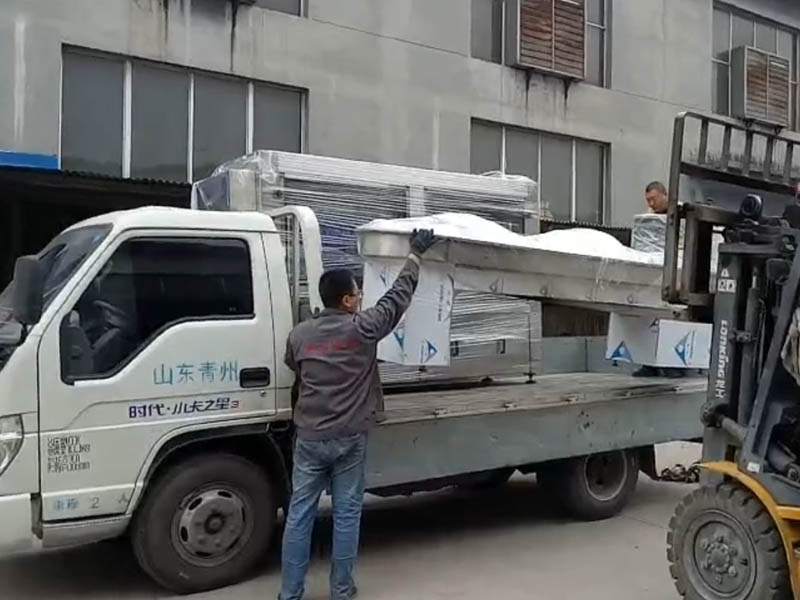 翻轉(zhuǎn)式洗瓶機+間控洗瓶機發(fā)往江西