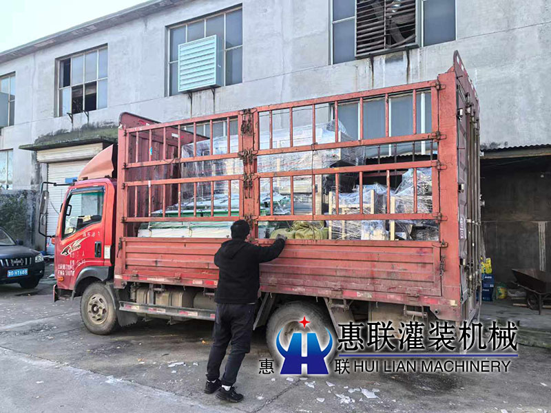 全自動灌裝洗瓶機(jī)出口發(fā)貨